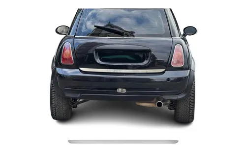 OMAC Zierleisten-Aufkleber Kofferraumleiste für Mini Cooper R58 2011-2015 Chrom - Hochwertiger Zierleisten-Aufkleber aus rostfreiem Stahl, der Ihrem Mini Cooper Stil verleiht und die Originalteile vor Kratzern schützt. Einfache Installation ohne Bohren, ideal für jedes Wetter.