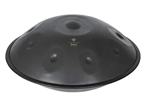 Sela Melody Handpan D Amara SE221 - Handpan D Amara (440 Hz) in Dunkelgrau, handgefertigt aus nitriertem Stahl, professionell gestimmt, inklusive gepolsterter Tasche mit Rucksackgurten für einfache Mobilität.