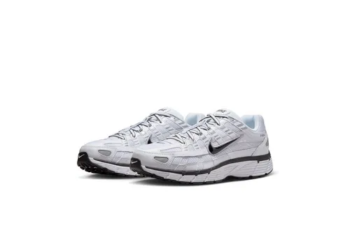 NIKE P-6000 – Stilvolle Herren-Sneaker - Die NIKE P-6000 in Weiß bieten modernen Komfort und ein trendiges Design, ideal für den Alltag und sportliche Aktivitäten.