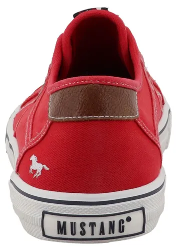 Mustang Herren Sneaker Slipper im Denim-Look – Rot, Größe 45 EU - Stylischer Mustang Slipper im Denim-Look, ideal für entspannte Freizeit-Outfits. Praktisches Slip-On-Design und atmungsaktives Canvas sorgen für hohen Tragekomfort.