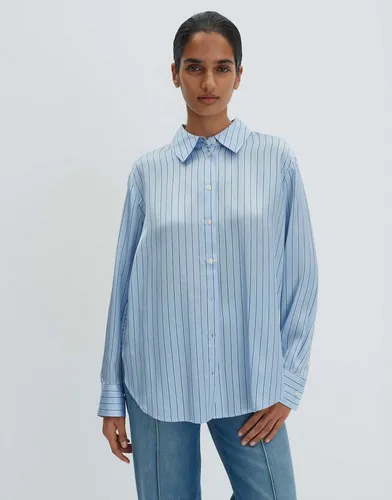 someday Blusenblazer ZENJA - Eleganter Longblazer aus hochwertiger Viskose mit feinen Streifen, ideal für moderne Office-Looks. Der vielseitige Schnitt und der seidige Glanz verleihen jedem Outfit einen Hauch von Stil und Trendbewusstsein.