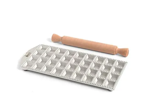 Marcato Ravioli Maker Press – Quadratische Ravioli-Maschine mit Holz-Nudelholz - Nudelmaschinen für die Zubereitung von 35 mm quadratischen Ravioli, inkl. robustem Holz-Nudelholz für einfache Handhabung und großzügige Füllung.