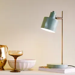 DybergLarsen Ocean Tischleuchte Olive/Brass - 43 cm - Tischleuchte im Retro-Stil, verstellbarer Schirm für optimale Lichtausrichtung, ideal für Leselampen in Wohn- und Kinderzimmer.