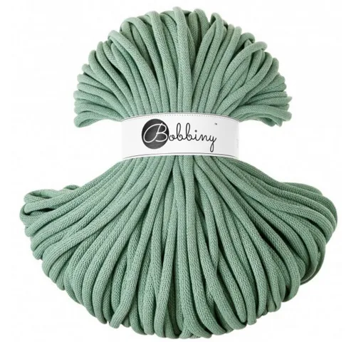 Bobbiny Jumbo Flechtkordel 9 mm – 1200 g für kreative DIY-Projekte - Entdecke die BOBBINY Jumbo Flechtkordel (9 mm, 100 m) – perfekt für beeindruckende Makramee- und Häkelprojekte. Hergestellt aus 93 % recycelter Baumwolle, bietet sie eine weiche Haptik und hohe Stabilität. Ideal für große kreative Ideen!