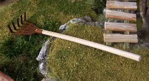 Miniatur Laubrechen rostig mit Holzstiel, Größe 15 cm. Krippenwerkzeuge.