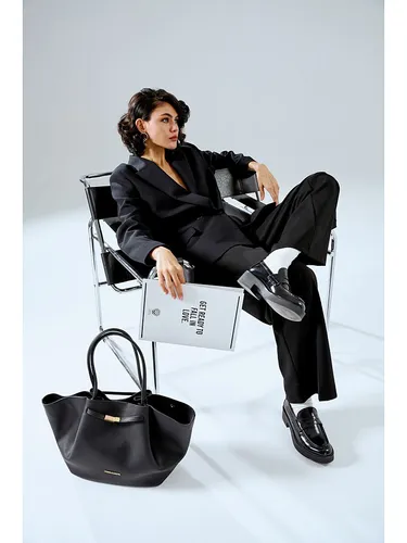 Shopper Tasche Einkaufstasche Bag Schwarz – Moderne Damenhandtasche - Stylische Damenhandtasche in Schwarz aus 100 % Polyvinylleder. Ideal für den Alltag und vielseitig einsetzbar.