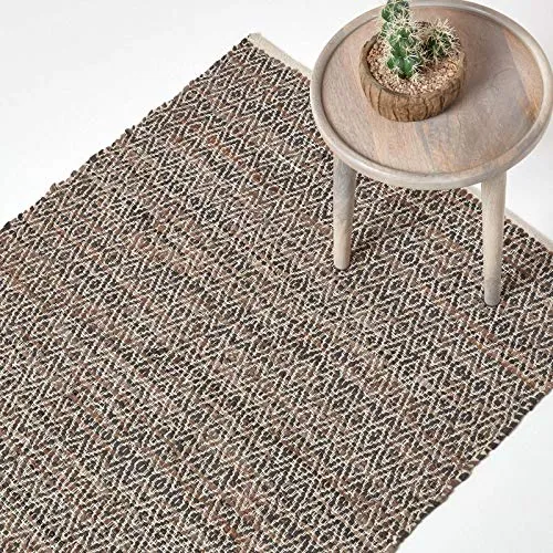 Homescapes Handgewebter Lederteppich mit Diamantmuster - Kurzflor-Teppich aus 90% recyceltem Leder, handgewebt und besonders robust. Der elegante braune Teppich mit Diamantmuster verleiht jedem Raum einen stilvollen Akzent.