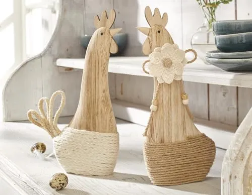 2X Dekofigur Holzhuhn - Osterdeko aus Holz - Sammlerfiguren im 2er Set, trendige Osterdeko aus hochwertigem Holz, 28 cm hoch, verziert mit Textilblüten und Sisalschnüren für einen besonderen Blickfang.