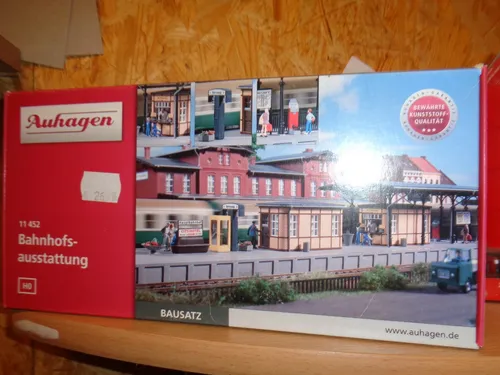 Auhagen Modelleisenbahn-Set 11452 - H0 Bahnhofsausstattung, detailreich und ideal für Modellbahnanlagen ab 15 Jahren