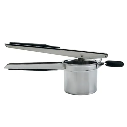 OXO Good Grips Kartoffelpresse – Edelstahl & Silikon - Robuste Kartoffelpresse aus Edelstahl für müheloses Pürieren. Rutschfeste Griffe und stabiler Knopf garantieren höchsten Komfort. Ideal für Kartoffeln, Gemüse und mehr. Spülmaschinenfest für einfache Reinigung.