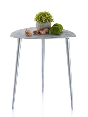 Amagohome Beistelltisch Alster - Dreieckiger Metall Dekotisch aus Aluminium - Couchtisch aus hochwertigem Aluminium im Used Look, handgefertigt und einzigartig. Ideal als Ablagetisch für Blumen, Kerzen oder Bücher – ein echter Hingucker in jedem Raum.