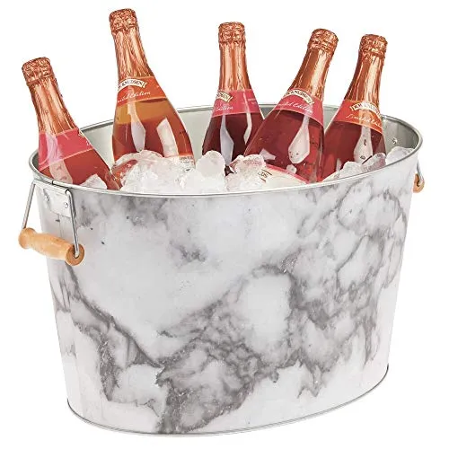 mDesign Flaschenkühler Getränkewanne aus Metall – 18 Liter - Der mDesign Flaschenkühler vereint stilvolles Design mit Funktionalität. Mit 18 Litern Fassungsvermögen und elegantem Marmor-Look ist er ideal für Partys und vielseitige Aufbewahrung.