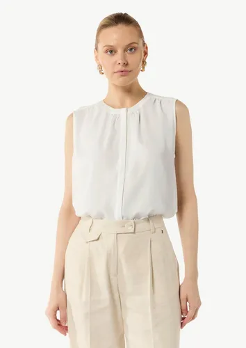 comma Blusentop Fließende Chiffonbluse mit Knopfleiste - Elegante Chiffonbluse mit verdeckter Knopfleiste und Rundhalsausschnitt. Die lässige, ärmellose Passform umspielt die Silhouette und eignet sich perfekt für vielseitige Styles – vom legeren bis zum eleganten Look.