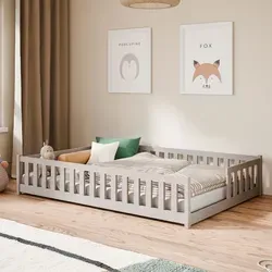 Kids Collective Kinderbett Bodenbett mit Rausfallschutz 140x200 cm - Grau - Modernes Bodenbett für Kinder, das Sicherheit und Selbstständigkeit fördert. Die niedrige Bauweise erleichtert den Ein- und Ausstieg, während der Rausfallschutz für Geborgenheit sorgt. Hergestellt aus Kiefernholz mit abgerundeten Kanten.