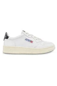 AUTRY MEDALIST LOW Weiß/Schwarz – Hochwertige Sneakers für Herren - Zeitlose Sneakers im Retro-Tennis-Stil, gefertigt aus hochwertigem Leder. Ideal für den Alltag und vielseitig kombinierbar, mit atmungsaktiver Perforation und bequemer Innensohle.