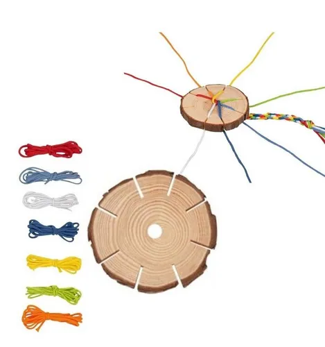 goki 58484 Strickscheibe Ø 7 cm - Kreatives Basteln mit 7 bunten Fäden - Gestalten Sie Freundschaftsarmbänder und kreative Kunstwerke mit der mehrfarbigen Strickscheibe aus Holz. Ideal für Kinder ab 4 Jahren - perfekt für drinnen und draußen!