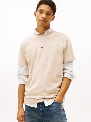 Tommy Jeans T-Shirt TJM REG LINEAR LOGO TEE EXT Beige XL - Bequemes Rundhals-T-Shirt aus 100% Baumwolle im Regular Fit. Ideal für den lässigen Look, mit besticktem Logo und abgesteppten Kanten für extra Style.