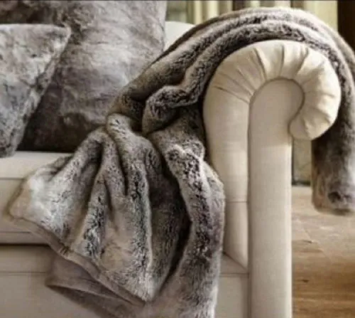 AMBIENTE-LEBENSART.DE Wohndecke Pelzdecke-Fellimitat, - Wohndecken in Fuchssilber, aus 80% Acryl und 20% Polyester, perfekt für kuschelige Abende auf dem Sofa.