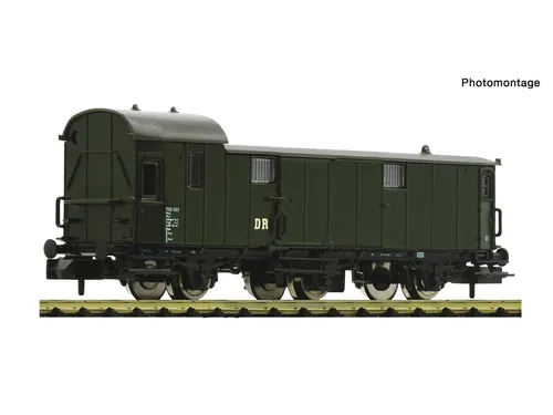 Gepäckwagen DR Ep. III 6260010 - Reisewaggons für Modelleisenbahnen, detailgetreuer Dienstabteil mit erhöhter Zugführerkanzel für realistische Modelleisenbahn-Layouts.