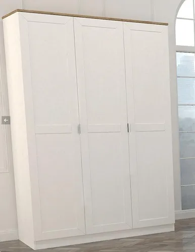 Landhausstil Kleiderschrank 136 cm in Weiß - Moderner Kleiderschrank im Landhausstil mit 3 Türen und 6 Regalfächern. Ideal für Schlafzimmer und bietet viel Stauraum bei kompakten Maßen. Robuste Holzqualität und ansprechendes Design.