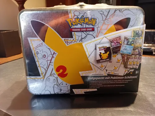 Pokemon Celebrations: Sammelkoffer - Collector Chest - Deutsch - Sammelkoffer für die Celebrations Edition, enthält exklusive Karten und ist perfekt für Sammler und Fans der Pokemon-Welt.