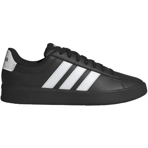 ADIDAS Herren Freizeitschuhe GRAND COURT 3.0 - Stylische Freizeitschuhe im klassischen Court-Stil mit modernem Komfort. Die Gummiaußensohle sorgt für Strapazierfähigkeit und Grip, während die Cloudfoam Technologie jeden Schritt federleicht macht. Ideal für Streetstyle und Alltag.