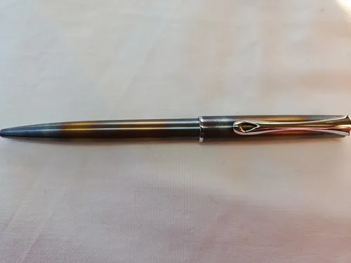 Kugelschreiber Traveller Flame easyFlow - Kugelschreiber mit ganzmetallgehäuse, handgeflammt und glänzend lackiert. Ausgestattet mit Kappendruckmechanik und Großraummine easyFlow für ein reibungsloses Schreiberlebnis.