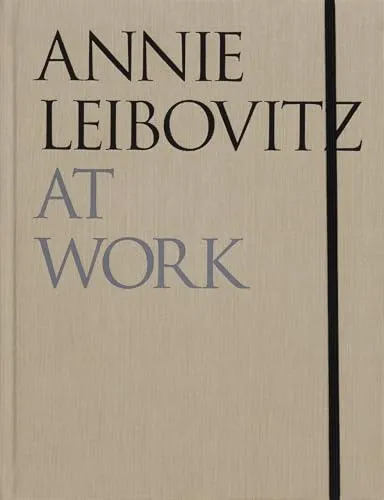 Annie Leibovitz: At Work - Meisterwerke der Fotografie - Hardcover Buch von Annie Leibovitz, bietet Einblicke in ihre kreative Arbeit und Techniken, ideal für Kunst- und Fotografie-Enthusiasten.