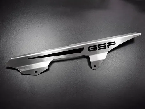 Suzuki GSF 600 Bandit/S 00-04 / GSF 650 Bandit/S 05-16 Kettenschutz - Schutzvorrichtung aus gebürstetem Edelstahl, langlebig und perfekt für Ihre Suzuki Bandit, schützt die Kette vor Schmutz und Beschädigungen.