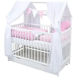 Baby-Delux Hausbett Kinderbett Gitterbett weiß 60x120 mit Matratze und Bettwäsche Set - Hochwertiges Hausbett-Design für Kinderzimmer, inklusive höhenverstellbarem Lattenrost, herausnehmbaren Schlupfsprossen und praktischer Schublade. Ideal für eine gemütliche Schlafumgebung.