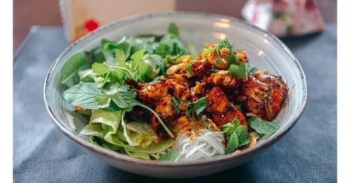 Jochen Schweizer Erlebnisgutschein Vietnamesischer Kochkurs München, Vietnamesische Aromen erleben im Münchner Westend