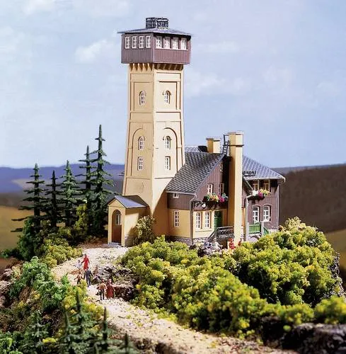 Auhagen 12 226 H0 Berggasthaus Pöhlberg - Gebäude, Tunnel, Brücken - Original-Modell der Aussichtsgaststätte im Erzgebirge, ideal für authentische Modelleisenbahnlandschaften.
