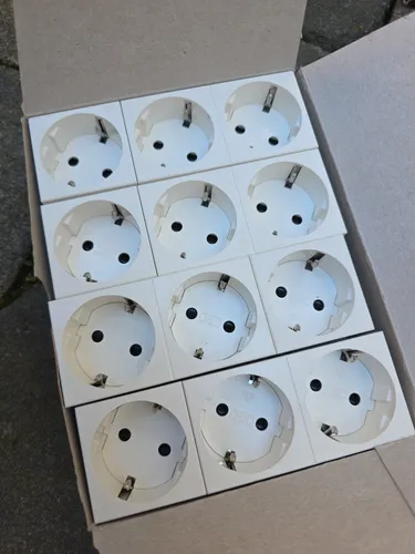 OBO Bettermann STD-D3S RW3 Steckdose 33° - 3-fach Schutzkontakt - Steckdosen & Zubehör, reinweiße 3-fach Steckdose mit 33° Neigung für optimale Platzierung in engen Räumen.