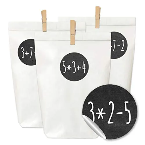 Papierdrachen Adventskalender zum Befüllen und Basteln - 24 weiße Papiertüten, 24 Zahlenaufkleber und 24 Holzklammern - Motiv Rechenaufgaben schwarz für Kinder und Erwachsene - Set Nummer 68