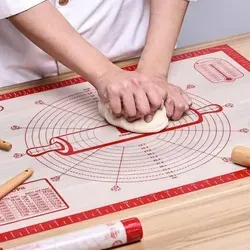 Silikon Backmatte Antihaft 51x71cm in Hellrot - Die Silikon Backmatte in Hellrot (51x71cm) bietet dir eine großzügige Arbeitsfläche für alle Backprojekte. Sie ist antihaftbeschichtet, spülmaschinenfest und garantiert eine einfache Handhabung ohne Verrutschen.