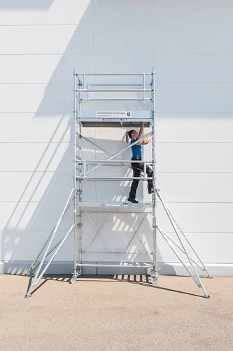 Klappgerüst 0,75 x 1,80 x 10,80m mit Ausleger - Gerüste: Robustes Klappgerüst mit Ausleger für sicheres Arbeiten in großer Höhe, ideal für Bau- und Renovierungsprojekte.