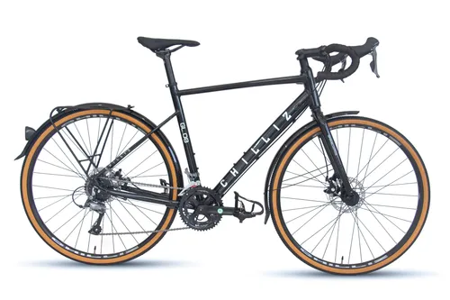 CHILLIZ Gravelbike GL.08 mit 16 Gang Shimano Claris Schaltwerk - Das CHILLIZ GL.08 bietet ein hervorragendes Fahrgefühl dank des 16-Gang Shimano Claris Schaltwerks. Der leichte Aluminiumrahmen und die zuverlässigen TEKTRO Scheibenbremsen machen es ideal für jedes Abenteuer auf Gravelstrecken.