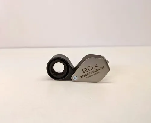 Eschenbach Präzisions-Einschlaglupe 20 x D 17 mm - 118420 - Hochwertige Lupe mit 20-facher Vergrößerung, ideal für präzise Detailansichten in der Schmuck- und Uhrmacherindustrie.