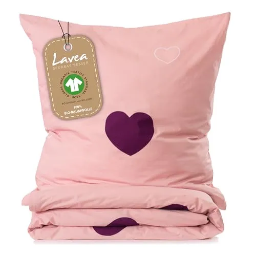 Lavea® Emilia Kinderbettwäsche Set aus 100% Bio-Baumwolle, Herzmotiv, Rosa Bordeaux 155 x 220 cm - Hochwertige Kinderbettwäsche aus atmungsaktiver Bio-Baumwolle für ein angenehmes Schlafklima. Mit praktischem Reißverschluss für einfaches Beziehen und waschbar bis 60 Grad. Ideal für ein gemütliches Kinderzimmer.