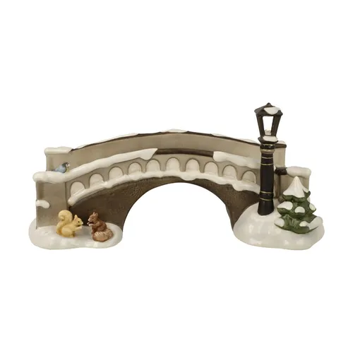 Goebel Brücke zum Park mit Laterne LED - Neuheit 2024 - Figuren, Skulpturen & Statuen, bezaubernde verschneite Szene mit Eichhörnchen und LED-Laterne für festliche Stimmung.