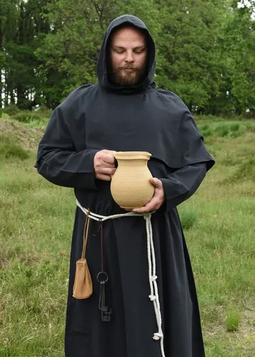 Battle-Merchant Mönchskutte mit Kapuze - Mittelalter LARP Kostüm (Schwarz, S/M) - Mittelalterliche Mönchskutte aus Baumwolle, ideal für LARP und Festivals. Mit Kapuze, Kordel und bodenlangem Schnitt - perfekt für authentische Mittelalterdarstellungen.