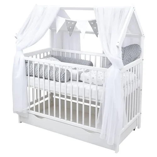 Baby-Delux Hausbett Kinderbett Gitterbett 60x120 cm mit Matratze und Zubehör - Hochwertiges Babybett im modernen Hausbett-Design, 3-fach höhenverstellbar und mit herausnehmbaren Schlupfsprossen. Inklusive Matratze und umfangreichem Zubehör für eine gemütliche Schlafumgebung.