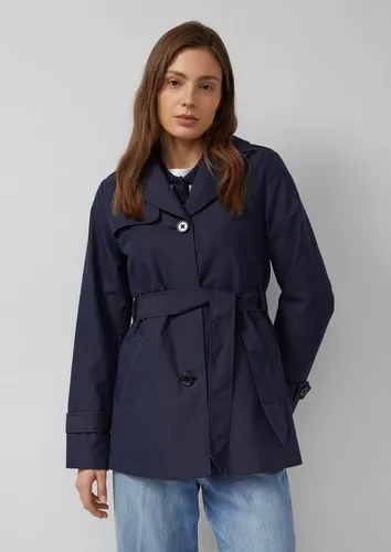 s.Oliver Trenchcoat Slim Fit Outdoor-Jacke - Stylischer, wasserabweisender Trenchcoat im Slim Fit mit Reverskragen und Textilgürtel. Praktische Leistentaschen und eine Innentasche bieten viel Platz für Essentials – ideal für Stadtbummel oder den Weg zur Arbeit.