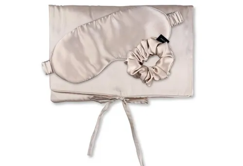 AILORIA Haargummi TRAVEL SET BEAUTY M - Luxuriöses Reise-Set aus 100% Maulbeerseide mit Schlafmaske und Scrunchie, ideal für entspannte Reisen und Hautschonung.
