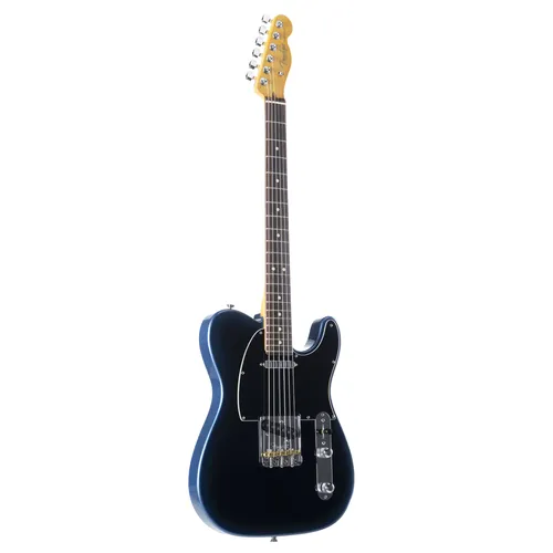 Fender American Professional II Telecaster RW Dark Night - E-Gitarre der American Professional II Serie mit Ahornhals und V-Mod II Single Coils. Ideal für vielseitige Klänge und komfortables Spielgefühl. Inklusive schützendem Deluxe Molded Case.