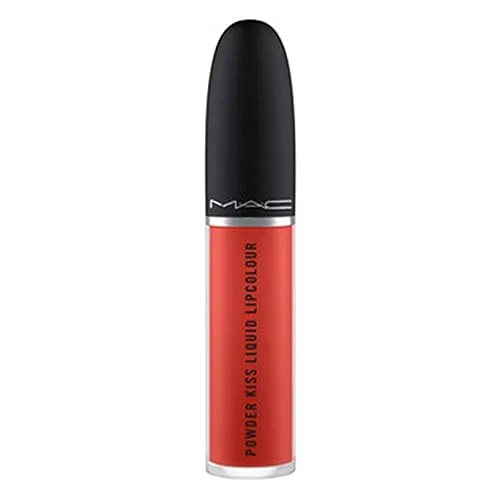 MAC Powder Kiss Liquid Lipstick 5 ml Devoted To Chili - Lippenstift in cremiger Textur mit mattem Finish, spendet bis zu 10 Stunden Feuchtigkeit für ein angenehmes Tragegefühl - perfekt für langanhaltende Lippenfarbe.