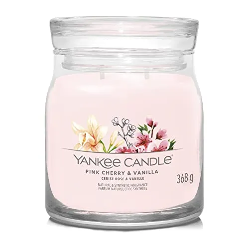 Pink Cherry & Vanilla Signature Medium Jar 368g 2-Docht - Kerzen mit fruchtigem Duft aus roter Kirsche und süsser Vanille, ergänzt durch nussige Aromen. Perfekt für ein gemütliches Ambiente.