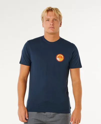 RipCurl Pacific Rinse Stacked Tee dark navy (0291) M - Stylisches Herren T-Shirt mit Fronttasche, 100% Baumwolle, ideal für einen lässigen Surfer-Look und perfekten Tragekomfort.