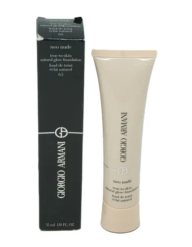 Giorgio Armani Natural Glow Foundation 6.5 Neo Nude 35ml - Die Giorgio Armani Natural Glow Foundation sorgt für einen strahlenden Teint. Mit ihrer leichten Textur passt sie sich optimal an und bietet ein natürliches Finish für jeden Anlass.