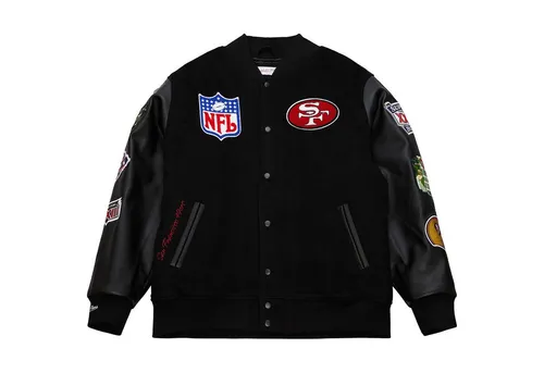 Mitchell & Ness Varsity Jacke BLACK San Francisco 49ers - S - Schwarz - Exklusive NFL Varsity Jacket im authentischen Retro-Design. Hochwertige Materialien und stylische Patches machen sie zum perfekten Begleiter für Fans und Vintage-Liebhaber. Ideal für lässige Streetwear-Looks.